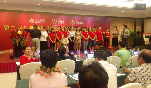 通發(fā)激光優(yōu)秀客服話術(shù)獲獎(jiǎng)小伙伴上臺領(lǐng)獎(jiǎng)