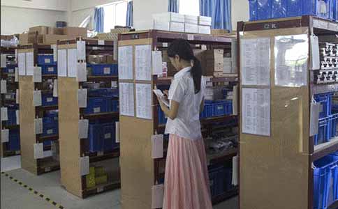 美女低著頭在干嘛？原來(lái)是在統(tǒng)計(jì)零件庫(kù)存啊